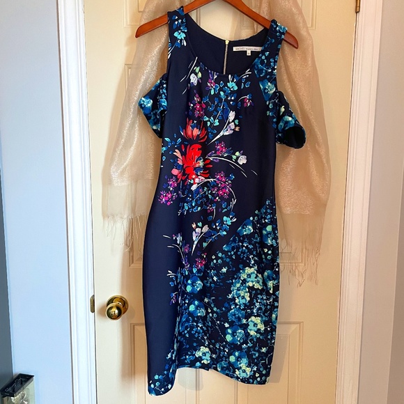 Dress with flowers peaking shoulders - Picture 1 of 2